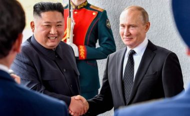 Kim Jong-un shkon në Rusi, takon Vladimir Putinin