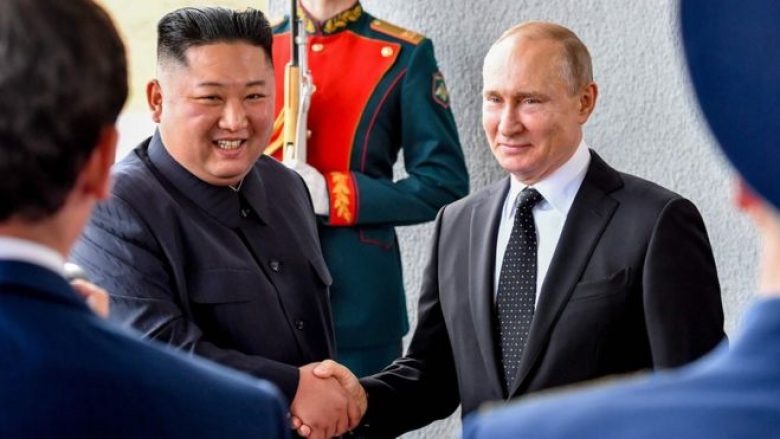 Kim Jong-un shkon në Rusi, takon Vladimir Putinin