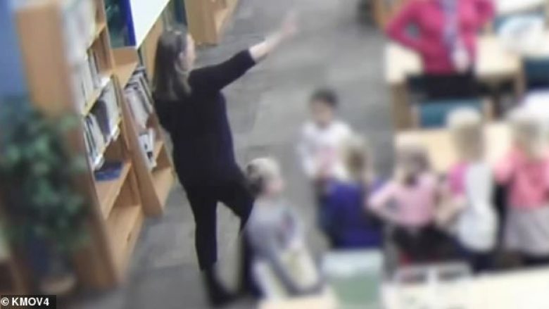 Momenti kur mësuesja godet një pesëvjeçare – nëna e saj e kuptoi kur pa diçka në krahun e vogëlushes amerikane (Video)