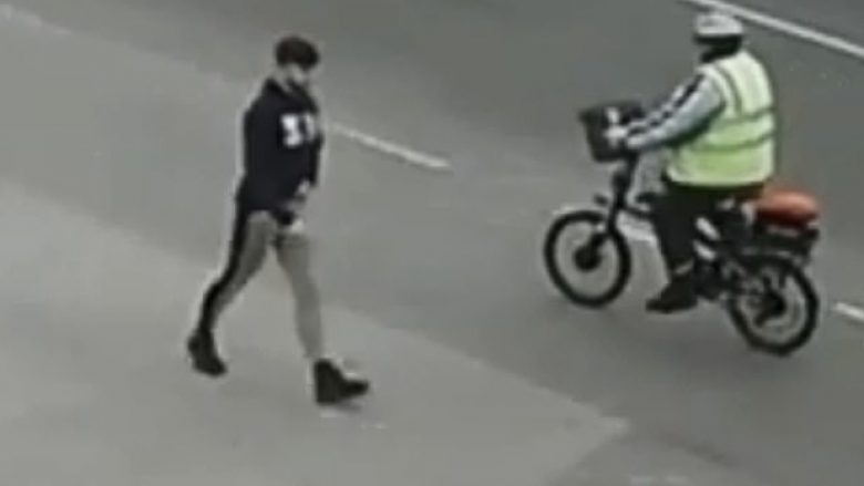 Një 18-vjeçar tentoi të rrëmbente një nxënëse në Angli, një dëshmitare filmoi ngjarjen (Video)