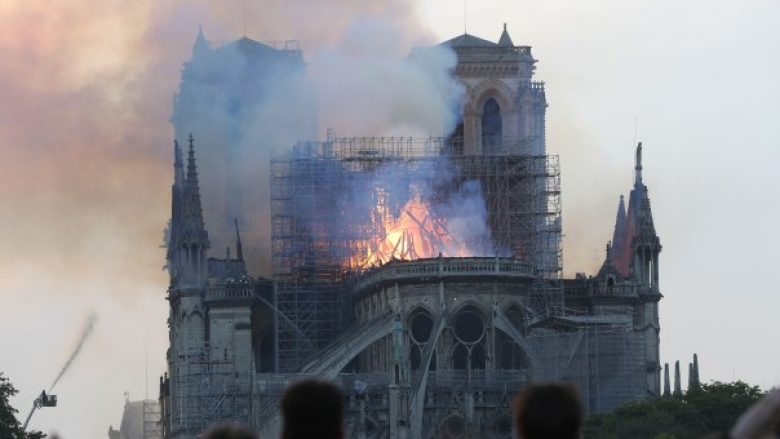 Digjet katedralja Notre Dame e Parisit, reagojnë yjet shqiptare dhe ndërkomëtare