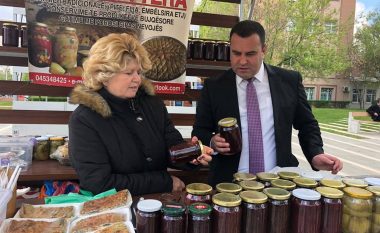 Zëvendësministri Krasniqi vizitoi gratë fermere në tregun mobil në Prishtinë