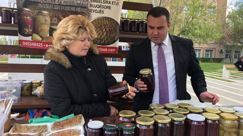 Zëvendësministri Krasniqi vizitoi gratë fermere në tregun mobil në Prishtinë