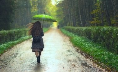 Shiu është qetësuesi më i fuqishëm natyror: Truri e identifikon si ilaç për depresion, nervozë dhe ankth!