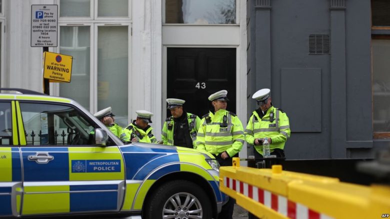Policia hap zjarr ndaj një personi që goditi një makinë të ambasadës ukrainase në Londër