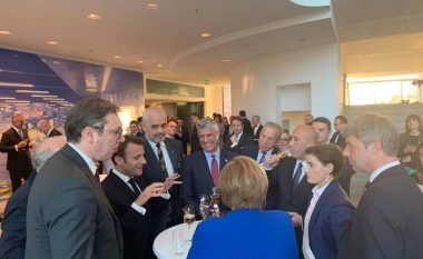 Në një tavolinë 'relaksi' Merkel, Macron, Thaçi, Haradinaj, Rama - Vuçiq e Brnabiq (Foto)
