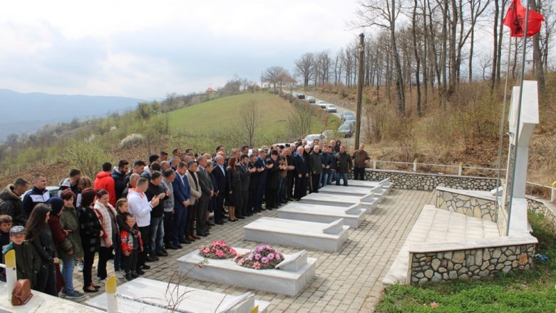 Komuna e Gjilanit nderon martirët në 20-vjetorin e masakrës së Llovcës