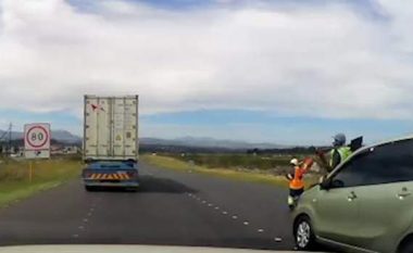 Vetura godet një punëtor në Afrikën e Jugut, e hedh disa metra lart – shpëton mrekullisht (Video, +18)
