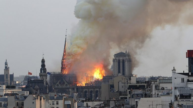 Reagon ambasada e Kosovës në Francë, pas përfshirjes nga zjarri të katedrales Notre Dame