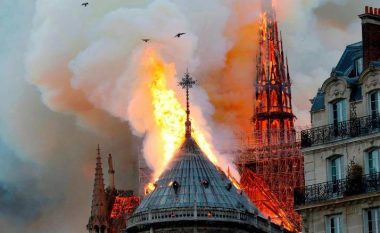 Shembet çatia e katedrales Notre Dame, publikohen pamjet rrëqethëse (Foto/Video)