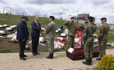 Rivarroset dëshmori Behram Hazir Morina në varrezat e Dëshmorëve në Marinë të Skenderajt