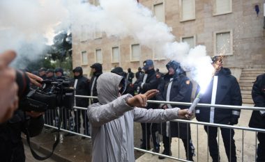 Policia vë maskat kundërgaz dhe bën apel për zbulimin e fytyrave