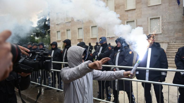 Policia vë maskat kundërgaz dhe bën apel për zbulimin e fytyrave