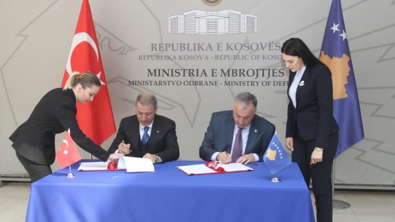 Ministri i Mbrojtjes takohet me homologun e tij nga Turqia, nënshkruajnë marrëveshje bashkëpunimi