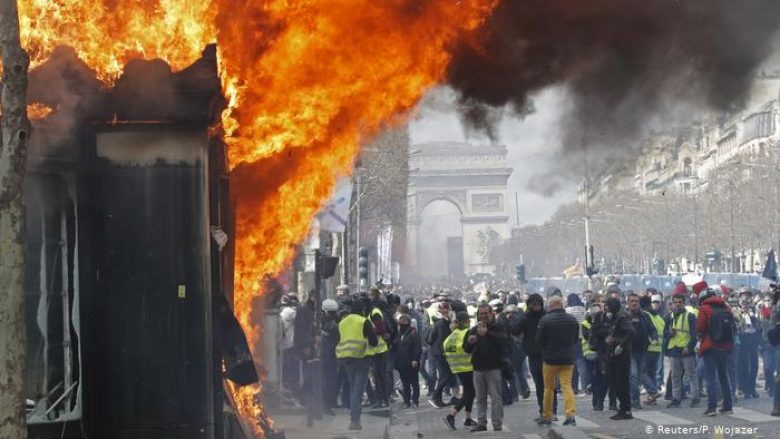 Protestuesit në Paris: Notre Dame nuk është problemi i vetëm i Francës