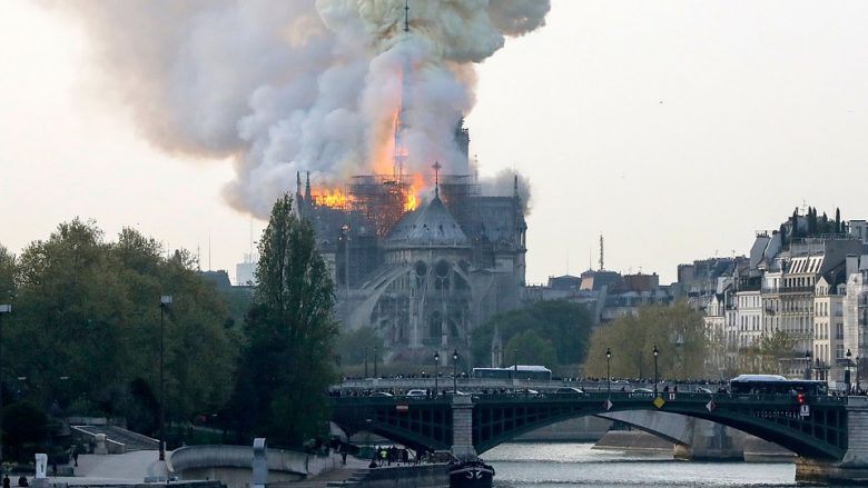 “Garë miliarderësh” për rindërtimin e katedrales Notre Dame: Njëri ofroi 100 milionë euro, tjetri dyfishon shumën (Foto)