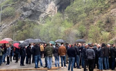 Banorët i vënë flakën laurës në hyrje të Grykës së Rugovës (Foto)