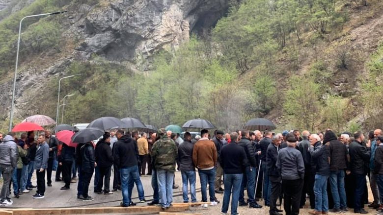 Banorët i vënë flakën laurës në hyrje të Grykës së Rugovës (Foto)