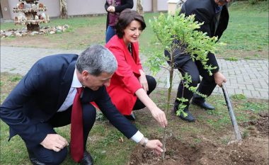 Atifete Jahjaga sfidon Thaçin, Veselin e Haradinajn me mbjelljen e një peme