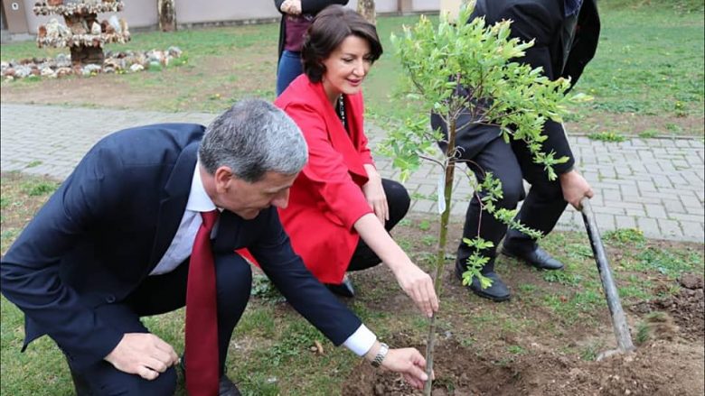 Atifete Jahjaga sfidon Thaçin, Veselin e Haradinajn me mbjelljen e një peme