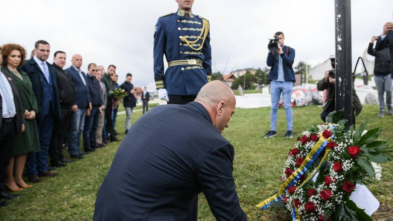 Haradinaj nderon dëshmorët e Prishtinës
