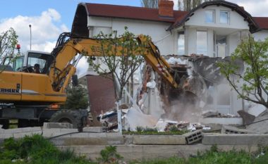 Bahtiri rrënon objektet pa leje në Mitrovicë