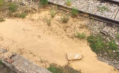 Komuna e Ferizajt dënon me 100 euro qytetarin i cili hodhi baltë skaj hekurudhës