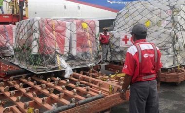 “Dorëzohet” Maduro, Venezuela pranon ndihmat e para humanitare