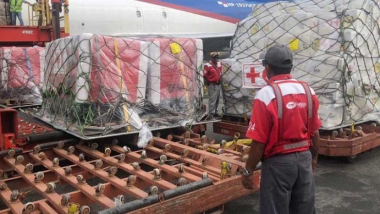 “Dorëzohet” Maduro, Venezuela pranon ndihmat e para humanitare