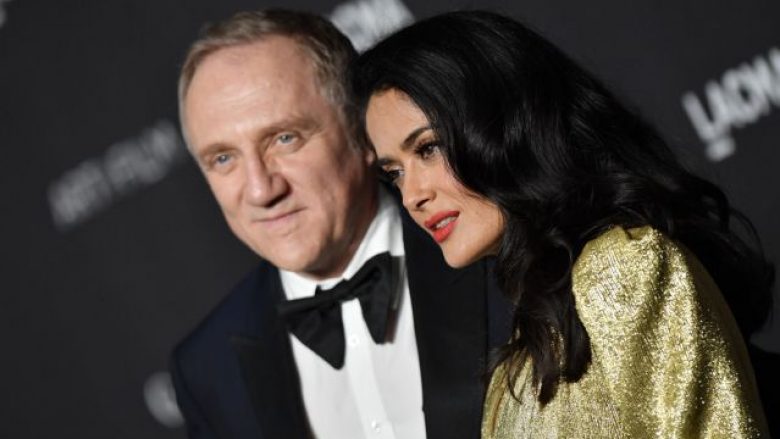 Dhuroi 100 milionë euro për rindërtimin e katedrales Notre Dame, Selma Hayek: Bashkëshorti im nuk pranon ndihmë nga shteti rreth tatimeve