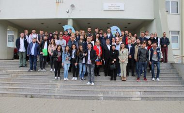 Njëqind të rinj të Gjilanit nënshkruajnë kontratat e punës praktike me pagesë