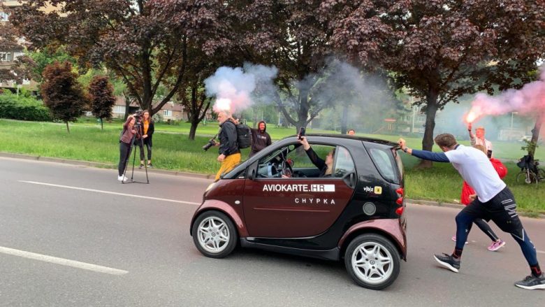 Kroati krijon rekord të ri botëror të Guinnessit – shtyu veturën rreth 24 orë, duke përshkruar 107 kilometra rrugë (Video)