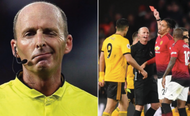 Mike Dean bëhet gjyqtari i parë në historinë e Ligës Premier që shpërndan 100 kartonë të kuq