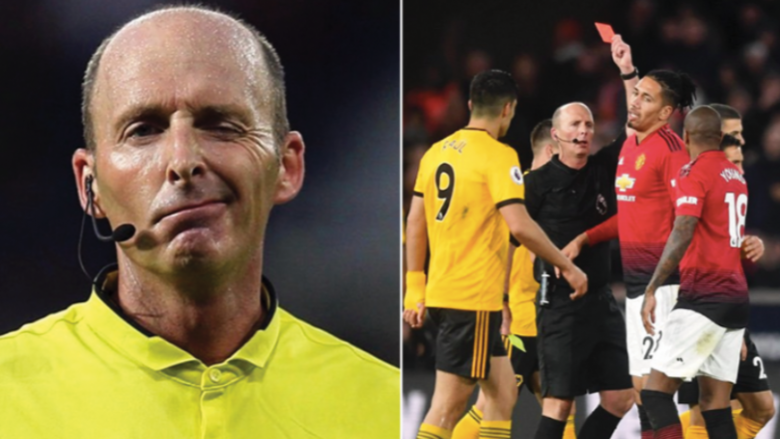 Mike Dean bëhet gjyqtari i parë në historinë e Ligës Premier që shpërndan 100 kartonë të kuq