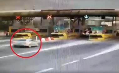 Publikohet video nga aksidenti, vetura me shpejtësi marramendëse nuk mund të ndalojë në pikëpagesë (Video)