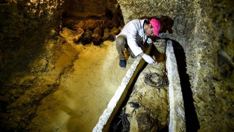 Arkeologët transmetuan live hapjen e sarkofagëve mijëra vjeçar (Video)
