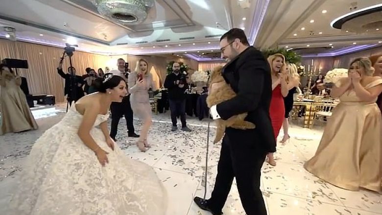 Befasia më e madhe për nusen, ishte një qen që ia dhuroi bashkëshorti gjatë dasmës (Video)
