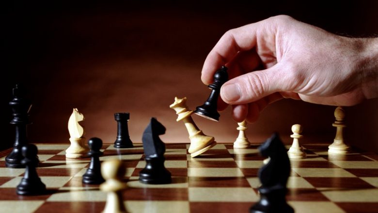 Legjenda për njeriun e mençur që la pa fjalë mbretin, tregime dhe supozime tjera – historia e lojës së shahut, të cilën e luajnë me miliona njerëz (Foto)