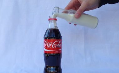 Nëse nuk besoni, provojeni vetë: Shikoni çfarë ndodh kur përzihen Coca-Cola dhe qumështi! (Video)