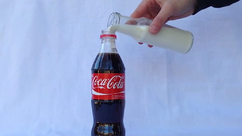 Nëse nuk besoni, provojeni vetë: Shikoni çfarë ndodh kur përzihen Coca-Cola dhe qumështi! (Video)