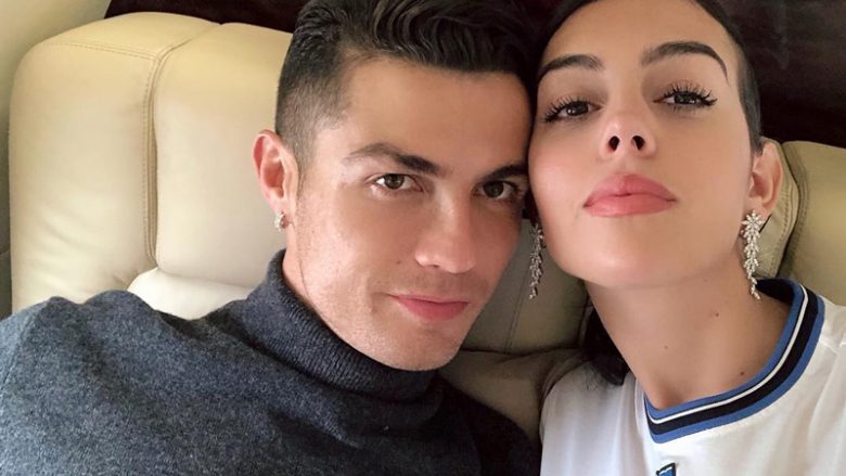 Georgina me një pozë tërheqëse, tregon qëndrimin e saj kur i afrohet Ronaldo