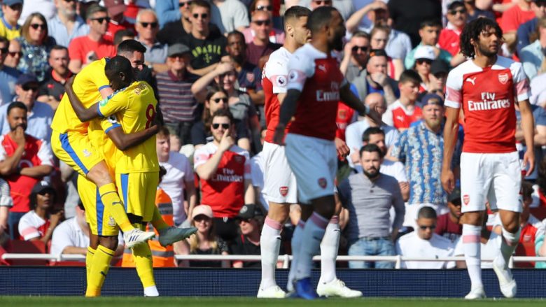 Arsenali befasohet në shtëpi nga Crystal Palace dhe vështirëson kualifikimin në Ligën e Kampionëve