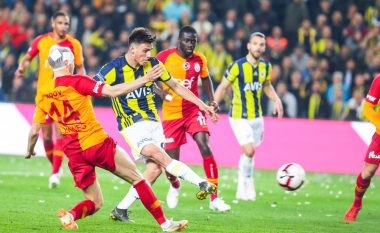 Derbi mes Fenerbahçes dhe Galatasarayt përfundon me barazim, dhjetë kartonë dhe 19 minuta lojë në shtesa