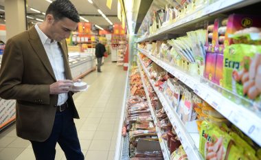 Ministri Shala inspekton marketet, në kërkim të mallrave të kontrabanduara nga Serbia