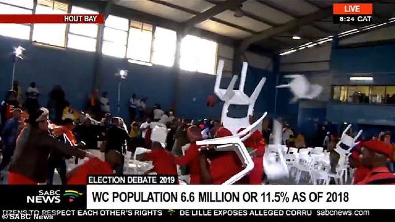 Debati televiziv doli prej kontrollit, anëtarët e partive rivale të Afrikës së Jugut nisën të goditen me karrige (Video)