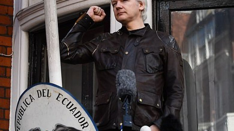 Demonstrata para ambasadës së Ekuadorit në Londër, kundër arrestimit të Julian Assange (Video)