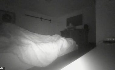 Derisa po flinte, një hije misterioze shihet duke ia lëvizur çarçafët (Video)