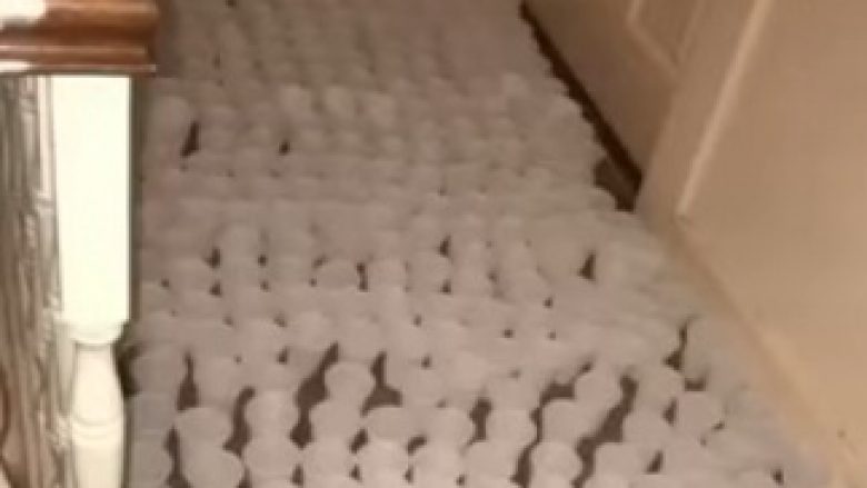 Dyshemenë e gjeti përplot me gota plastike të mbushura me ujë, ky ishte vetëm fillimi i lojërave që ia kishin përgatitur fëmijët (Video)
