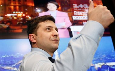 Komediani Zelenskiy kryeson në zgjedhjet presidenciale në Ukrainë