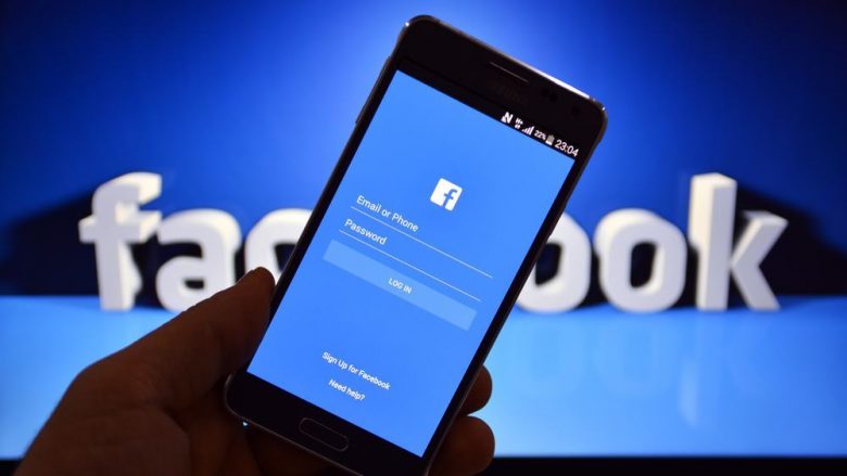 Facebook ndalon personalitetet ekstremiste si Alex Jones, prej përdorimit të platformës